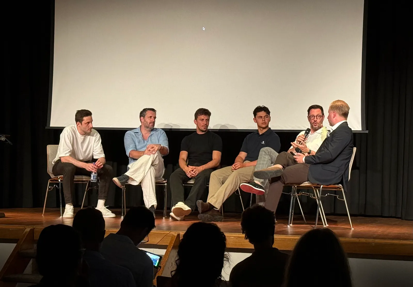 Podiumsdiskussion auf der Bühne beim KI-Infoabend in Suhr: die fünf Speaker im Gespräch vor dem Publikum